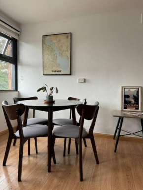 1BR Apartment - Walk to City (1 Queen Bed)